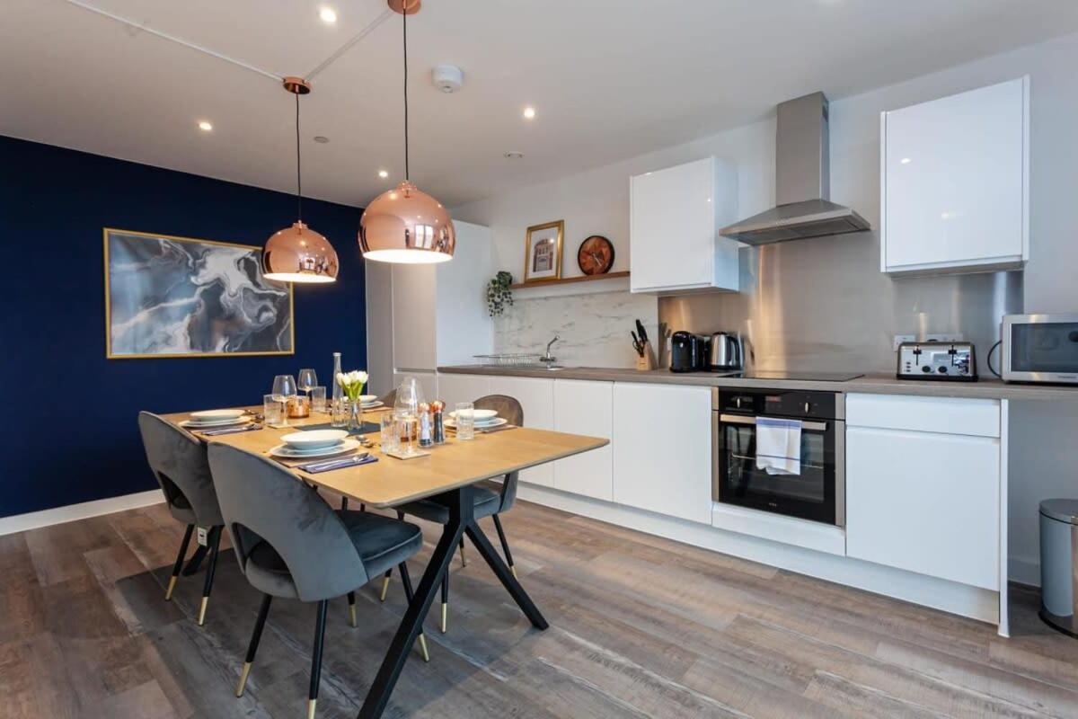 Modern 2 Bed 5min To Old Trafford Манчестер